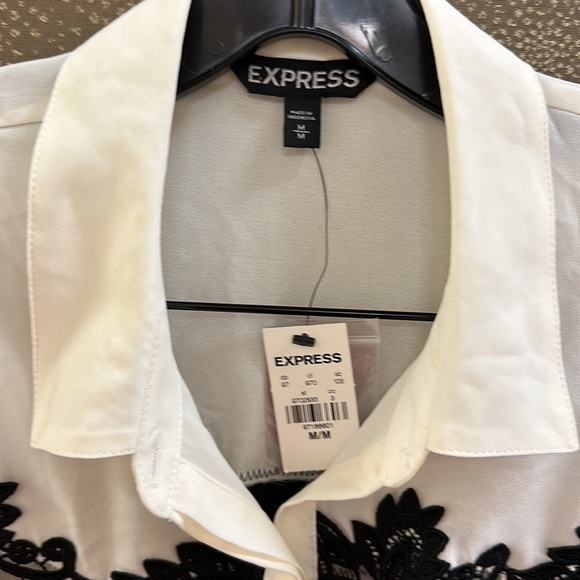 🔥🔥🔥NEW Express Light Button Down Shirt Blouse - Picture 2 of 7